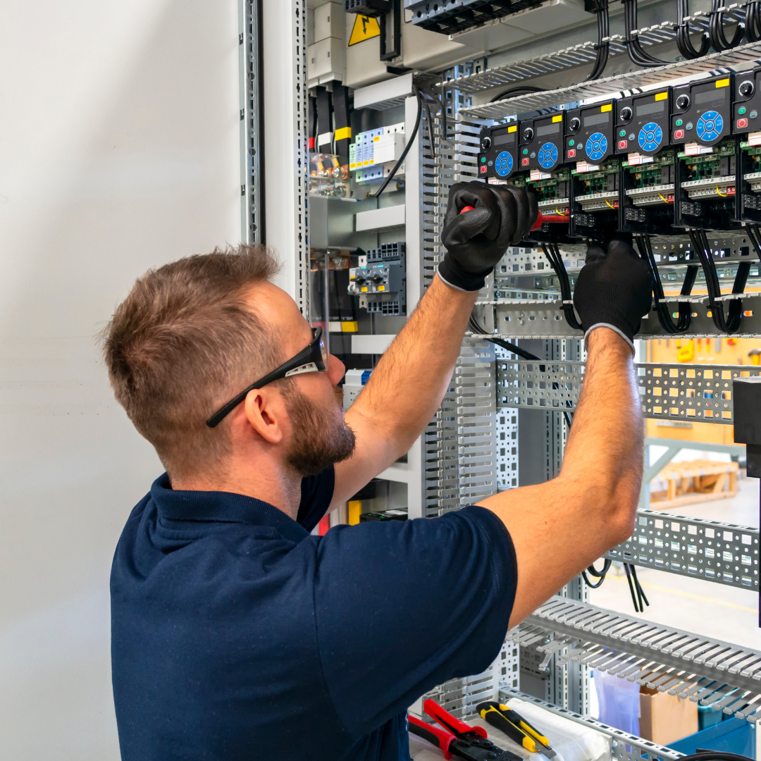 Elisafe - Un spécialiste vérifie la sécurité d'une installation électrique
